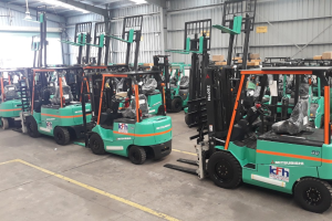 (Tiếng Việt) Cho thuê xe nâng TPHCM xe mới, chính hãng